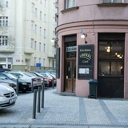 Studio With Balcony & Parking Near Centre *