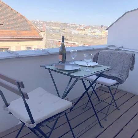 Studio With Balcony & Parking Near Centre