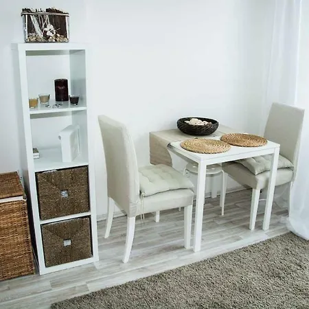 Studio With Balcony & Parking Near Centre *
