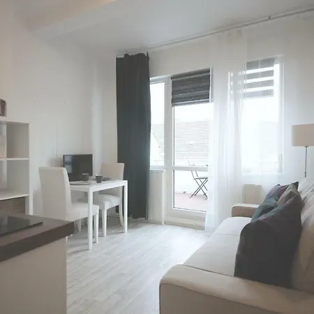 Studio With Balcony & Parking Near Centre 아파트