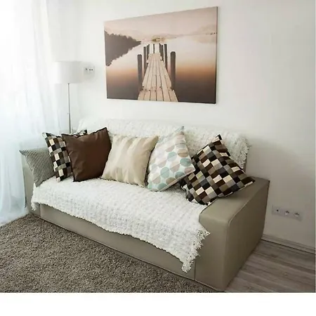 아파트 Studio With Balcony & Parking Near Centre